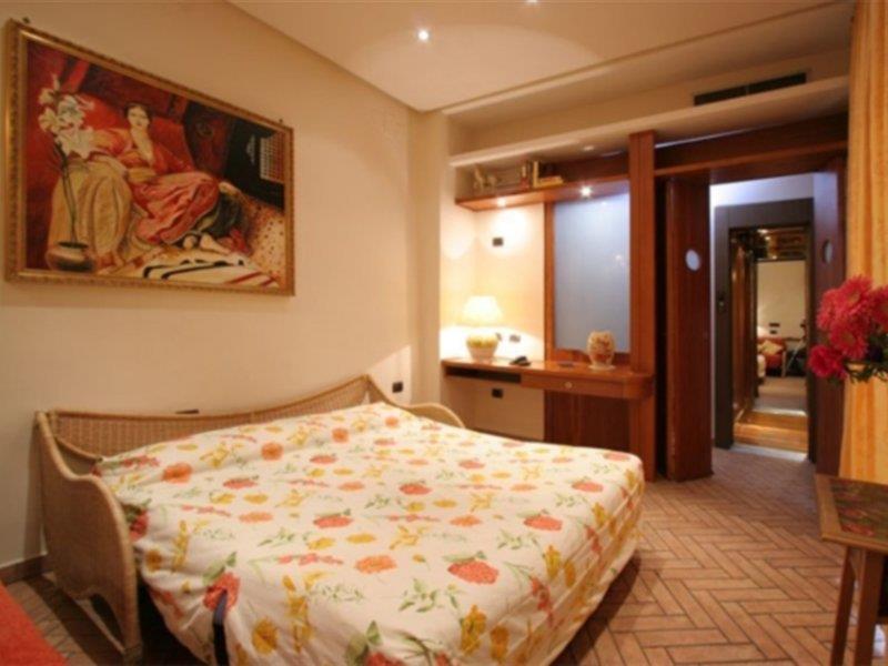 Hotel Suite ARES Neapel Zimmer foto